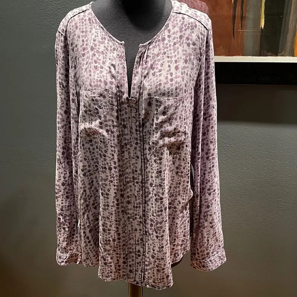 Eddie Bauer shade of purple abstract dot pleated placket flowy top. Size large.